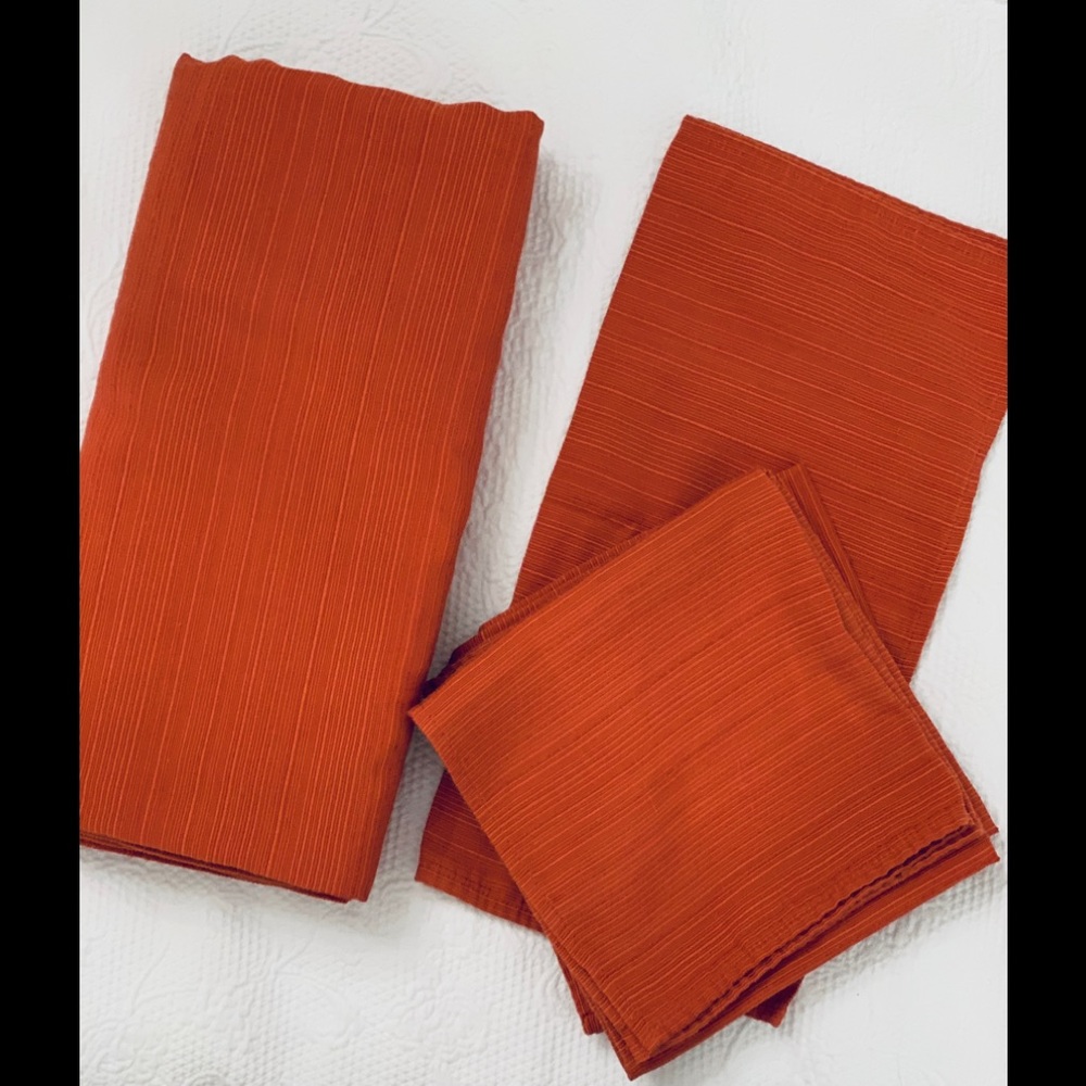 TARGET TABLECLOTH & NAPKIN SET TERRECOTA